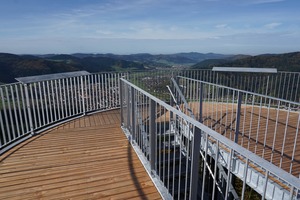  Auf 554 Metern Höhe krönt der Aussichtsturm den Urenkopf, der als „Hausberg“ an die Stadt Haslach grenzt. 