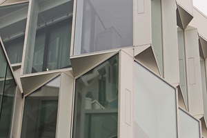  Augenfällige Geometrien der Fassadenelemente verleihen dem Komplex eine markante Ansicht. 
