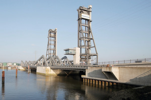  Die Retheklappbrücke im Hamburger Hafen. 