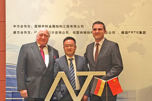  Nach einem halben Jahr Verhandlungen haben der Chinese Li Xiao (m.) und Matthias Gabler (r.) das Joint Venture unterschrieben. Links im Bild Gablers Wirtschaftsberater Wolfgang Hohl. 