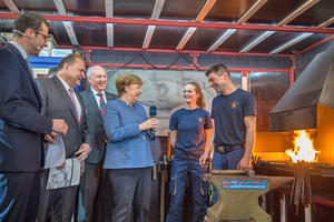  <div class="bildtext">Mit ihrem Besuch der Schmiede von Wolf-Dieter Wittig wertschätzte Dr. Angela Merkel das Metallhandwerk.</div> 