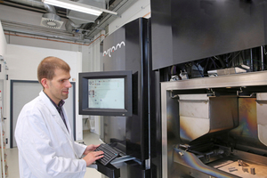  Prof. Thomas Niendorf von der Uni Kassel lotet die Möglichkeiten für den 3D-Druck mit Metallpulver aus. 