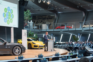  BF-Geschäftsführer Jochen Grönegräs stellt beim Glastag im Auditorium von Porsche Leipzig die Aktivitäten der „Initiative Tageslicht“ vor. 