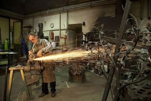  Einblick in die Werkstatt: Hans Schwentner beim Schweißen eines Grabkreuzes. 