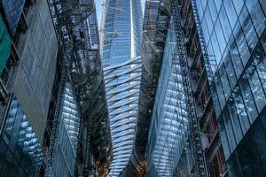  Das Lakhta Center ist ein Gebäudekomplex mit dem Turm als Landmarke. Weitere Objekte mit Glasfassaden schließen sich an. 