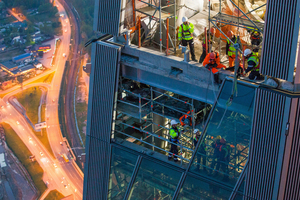  Die Monteure bauten über 16.500 unterschiedliche Alu-Glas-Elemente ein. Die meisten Fassadenelemente am Turm haben die Form eines Parallelogramms. 