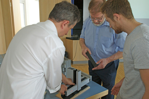  Karl Duft (l) erklärt anhand eines Pfosten-Riegel-Musters die Herstellung der Verbindung und das Einsetzen des Glases. Auf dem Bild: Lehrer Michael Höhler (m) mit Schüler Jan Sawadsky (r). 