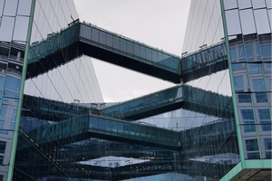  Drei atemberaubende Hängebrücken verbinden die West- und Ostbüroräume des Midtown Center miteinander.  