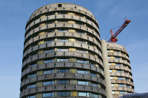  Im Ensemble aus zwei Doppelturmpaaren sind alle 1.457 Betten des Klinikums untergebracht. Die umlaufenden Rundgalerien der zylindrischen Bettentürme wurden mit runden Metallfassaden geschlossen. Vor der Sanierung waren die sogenannten Laubengänge Fluchtwege, heute sind sie den Zimmern zugeschlagen.  