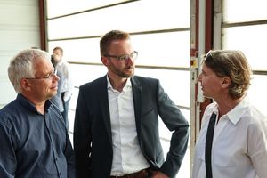  Bei der arcon Werksbesichtung: v.l. Thomas Lehmann von ifg systems, arcon Vertriebsleiter Heiko Hannig und Chefredakteurin Stefanie Manger. 