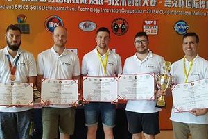  Silber für (v.l.): Sebastian Greiner, Dennis Spicher, Ruben Siems, Louis Harder und Teamleiter Ronald Pajuelo präsentieren ihre Urkunden. 