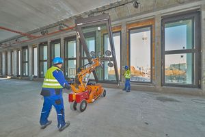  Die Fensterelemente wurden komplett vorgefertigt auf die Baustelle geliefert und mit Manipulatoren von Innen eingebaut, 