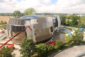  3.200 m² hinterlüftete Fassade hat der Metallbauer Frener &amp; Reifer wurde mit 4 mm Aluminiumblech verkleidet. 