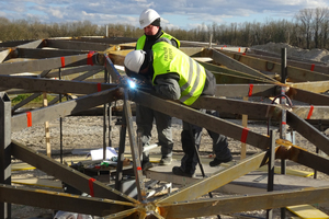  Die Stahlkonstruktion ist ca.&nbsp; 22 t schwer. Das Dichtungssystem wurde bereits in der Werkshalle in Brixen auf die Träger aufgeschraubt. 