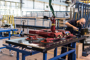  Die geprüften und gereinigten Gläser werden mit der Sauganlage angehoben. 