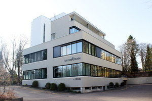  Das Geschäftshaus in Zollikon ist in Pionierarbeit mit dem Fassadensystem Schüco FWS60 CV realisiert worden. 