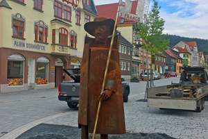  Die Skulptur „Platzwächter“ von Ulrich Barnickel auf dem Marktplatz von Zella-Mehlis. 