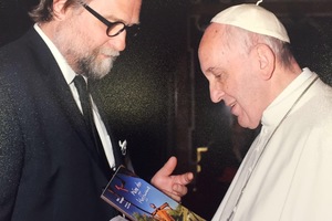  <div class="bildtext">Ulrich Barnickel zeigt Papst Franziskus Veröffentlichungen vom „Weg der Hoffnung“.</div> 