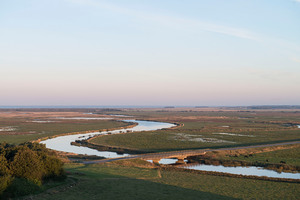  Blick auf die Skjern Å – der Fluss ist eines der größten Renaturierungsprojekts Dänemarks. 
