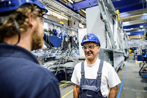  Thomas Merkner im Gespräch mit einem dänischen Arbeitskollegen auf seinem Arbeitsplatz beim Windgeneratorenbauer Vestas A/S. 