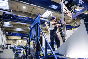  Thomas Merkner bei der Montage im Werk des dänischen Windgeneratorenproduzenten Vestas A/S in Ringkøbing. 