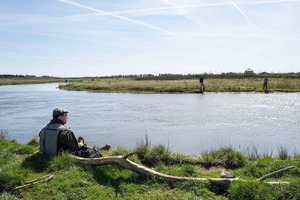  Angler an der Skjern Å, dem längsten Fluss in der Kommune Ringkøbing-Skjern 