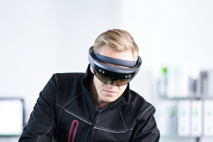  Auf Basis der Augmented Reality Technik (AR) werden mit der Microsoft HoloLens komplexe Arbeitsanweisungen für die Werkstatt vorgehalten. 