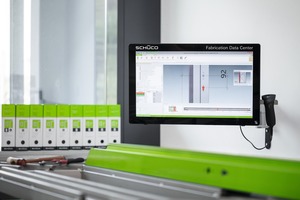  Ein moderner Arbeitsplatz: Das Schüco Fabrication Data Center (FDC) ist eine vorinstallierte Einheit aus Rechner, Touch-Bildschirm, Barcode-Scanner und 3D-Halterung.  