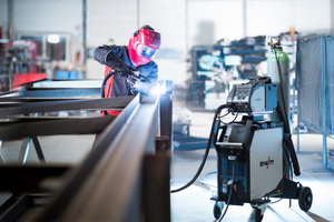  Mit MIG-/MAG-Schweißgeräten lässt sich Stahl und Aluminium gleichermaßen schweißen. 