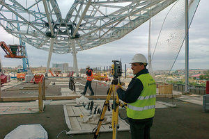  Mit einer Trimble Totalstation kann die Montage auf der Baustelle überprüft werden, um mögliche Toleranzen zu identifizieren und auszugleichen. 