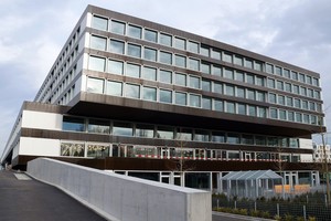  Fensterbänder strukturieren auch die seitliche Ansicht der Fassade. 