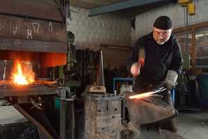  Der Schweizer Roland Fornaro (59) setzt sich in seinen Metallskulpturen häufig mit dem Tod auseinander. 