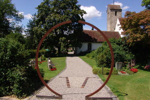  Das „Tor zur Ewigkeit“ steht auf dem Friedhof Bremgarten Dorf.  