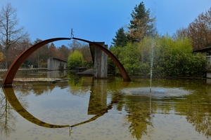  Die Brücke steht auf dem Friedhof Bümpliz in einem See. 