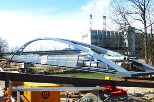  Die Stabbogenbrücke wurde in lediglich acht Stunden mit Litzenhebern in ihre Endlage „abgeseilt“. 