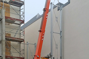  In Leer wurde die Treppe mithilfe eines Mini-Krans montiert. Dieser wurde mit einem 60-Tonnen-Autokran in den Hinterhof gehoben. 