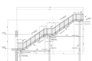  In 2D: Die Fluchttreppe im Geschäftshaus MH Müller in Leer: angelegt wie eine Himmelsleiter mit 3 Podesten ca. 1.00 x 1.50 Meter; 2 Treppenläufen und einem Geländer mit einer Füllung aus 12er-Rundstäben. 