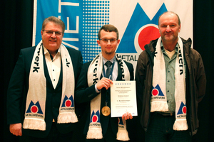  Bundessiegerehrung 2017 für Jonas Wiedemann als Metallbauer mit Ausbilder Robert Klambauer (l.) und Metallbaumeister Werner Mengel (r.). 