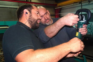  Metabo-Anwendungstechniker David Gross (l.) zeigt im Betrieb von Stahlbau-Haist den Wechsel der Messer. Beim Test lief der Tausch problemlos. 