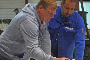  Metallbaumeister Egon Haist (l.) wundert sich, weshalb viele Architekten und Statiker den Bau von Hallen nicht in S355 ausschreiben. 