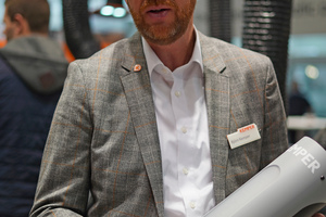  Geschäftsführer Björn Kemper erklärte am Messestand den überarbeiteten AirWatch. 