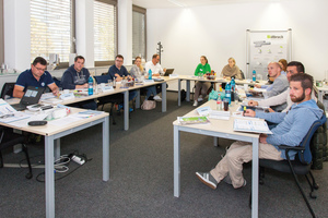 Lehrgangsteilnehmer in Eschborn sowie Mitarbeiter von tremco illbruck und Autorin Melanie Schlegel. 