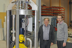  Benedikt Huber (l.) mit Sohn und Geschäftsführer Tobias Huber vor der Gasfackel für Biogasanlagen GFB 500 EVO. 