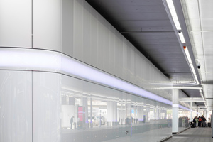  Lichtbänder von LMT beleuchten die Vorfahrt des Terminals 1 am Frankfurter Flughafen. 