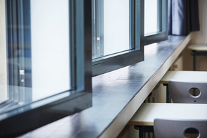  Drehbegrenzer verhindern, dass in bestimmten Unterrichtsräumen der Schmollerschule die Drehflügel über die Tiefe der Fensterbank hinaus geöffnet werden können. 