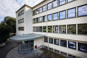  Alte Schule in neuem Glanz: Das Sozialpflegerische Bildungszentrum (SBBZ) in der Schmollerschule in Saarbrücken wurde mit Aluminiumfenstern saniert. 