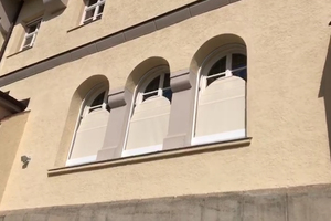  Die Fenster des Benediktinerinnen-Gästehauses am Starnberger See erhielten neu entwickelte Rundbogenmarkisen. Besonderheit: Im eingefahrenen Zustand sind keine Seile oder Schienen im Fensterbereich sichtbar. 