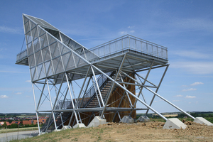  Die Treppen der Aussichtsplattform in Pfahlbach − Hohenloher Land − bestehen aus 124,5 m. Die Stufen und Podeste haben Größen bis zu 3.000 x 1.000 mm; sie sind einteilig ohne weitere bauseitige Stahlunterkonstruktion, freitragend über 3.000 mm, Maschenweite 30/10. 