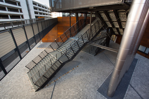  ... der Treppenanlagen des Campus wurden aus Gitterrosten gebaut, insgesamt ca. 330 Tonnen Stahl. 