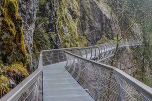  Der 6,5 Kilometer lange Passersteg in Südtirol überquert zahlreiche Bachläufe und Schluchten. Die einfache und schnelle Befestigung der Roste hat wertvolle Zeit bei der aufwändigen Montage gespart. Der teils sehr winkelige Verlauf des Steges längs der Felswände erforderte individuelle Sonderanfertigungen der Gitterroste in definierten Winkeln und Radien. Rund 680 m als Stegkonstruktion ausgeführt, insgesamt 600 im Vollbad feuerverzinkte Gitterroste. Die meisten davon mit den Außenmaßen 1440 x 1000 mm, Maschenweite 20/20 und rutschhemmendem Füllstab. 